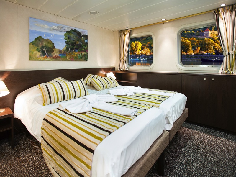 CAT. C - Main Deck 2 Adjustable Twin Beds